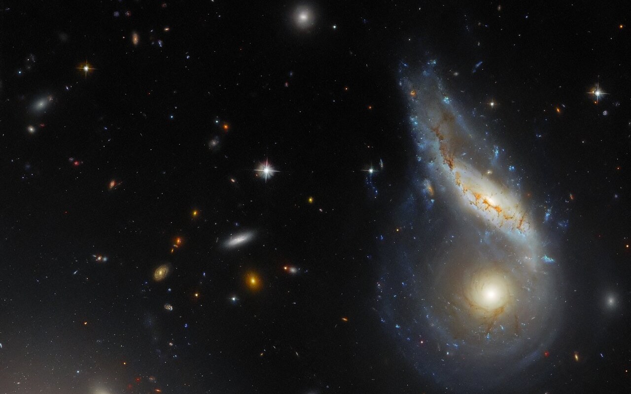 Ο ακανόνιστος γαλαξίας Arp 122