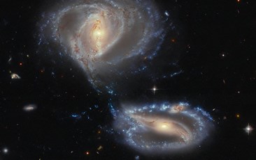 Δύο ή μήπως τρεις γαλαξίες;