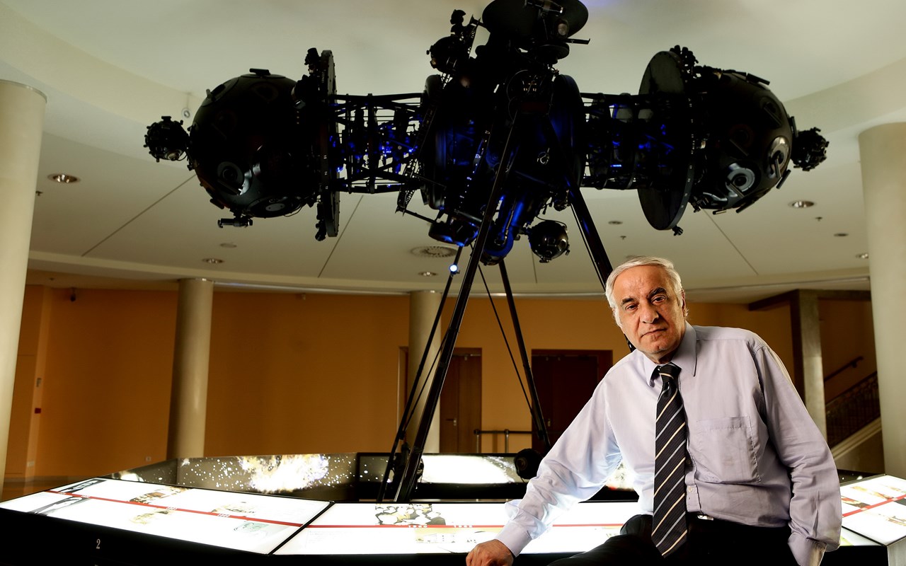 Dionysis Simopoulos in front of the Zeiss projector