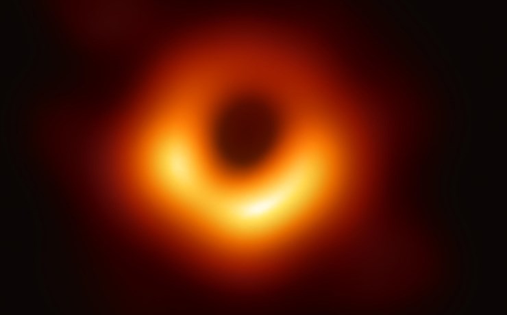 Η πρώτη φωτογράφιση της «σκιάς» μίας μαύρης τρύπας είναι γεγονός!