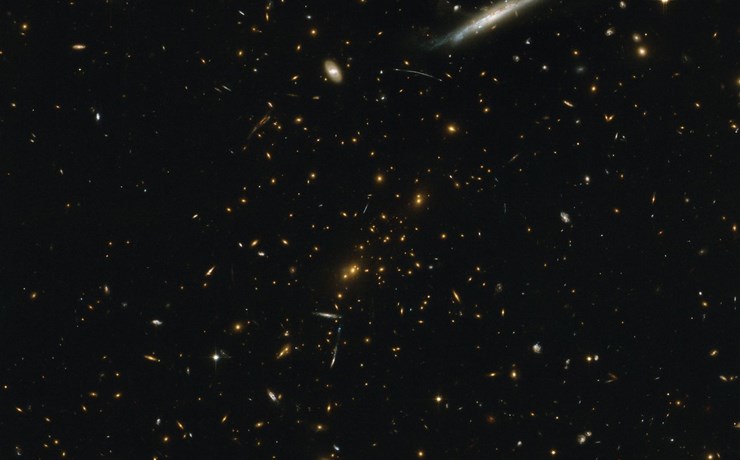 Ένα γιγάντιο γαλαξιακό σμήνος