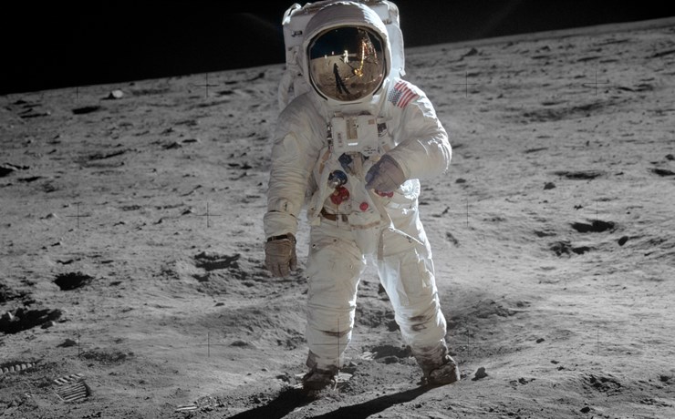 Σαν σήμερα: οι πρώτοι αστροναύτες αφήνουν τα χνάρια τους στη Σελήνη