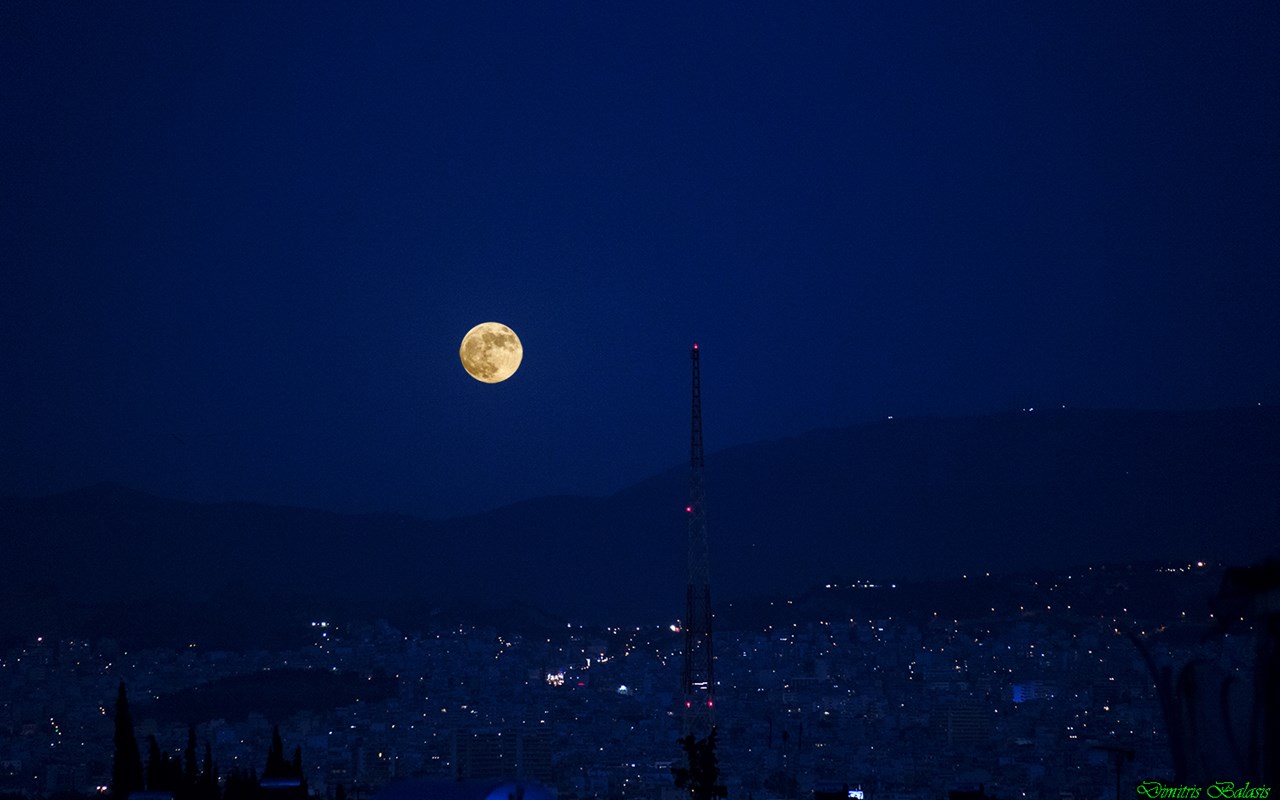 Το Αυγουστιάτικο Φεγγάρι